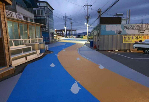 2019년도 '어촌뉴딜300' 사업지로 선정된 인천시 강화군 화도면 후포항 진입로 도막포장 공사가 완료된 모습.[인천시 제공]